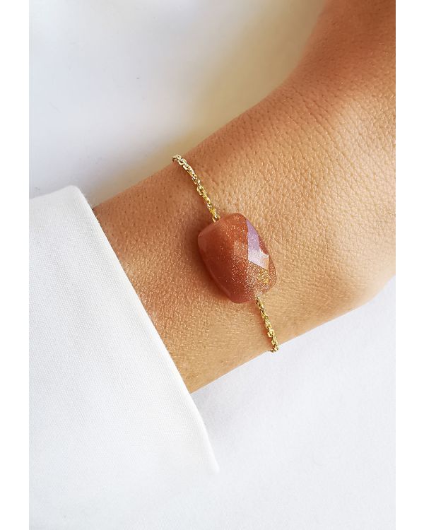 BRANSOLETKA AMULET BRZOSKWINIOWY KAMIEŃ KSIĘŻYCOWY WYSZLIFOWANY SZLIFEM CUSHION WYKOŃCZONY SREBRNYM ŁAŃCUSZKIEM POKRYTYM 14K ZŁOTEM